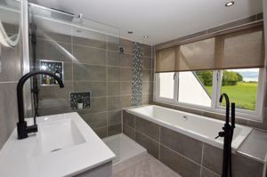 Ensuite- click for photo gallery